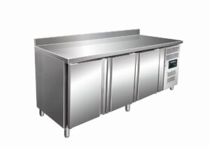 SARO Kühltisch mit 3 Türen und Aufkantung, Modell KYLIA 3200 TN